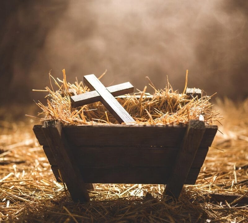 ¿Dónde está el Niño Jesús? ¡No en un pesebre, sino reinando en gloria eterna!